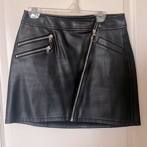 Mini black leather skirt! Size 00